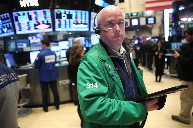  Wall Street opens with losses and the Dow Jones down 0.52%