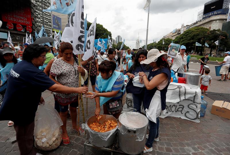  Social groups in Argentina take pots to the street and protest against Macri