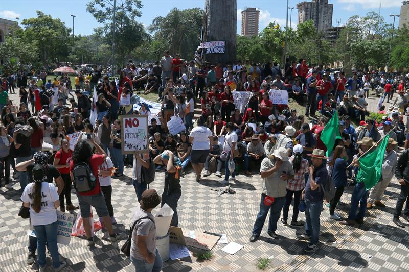  Guilds protest before the Paraguayan Congress during the budget study