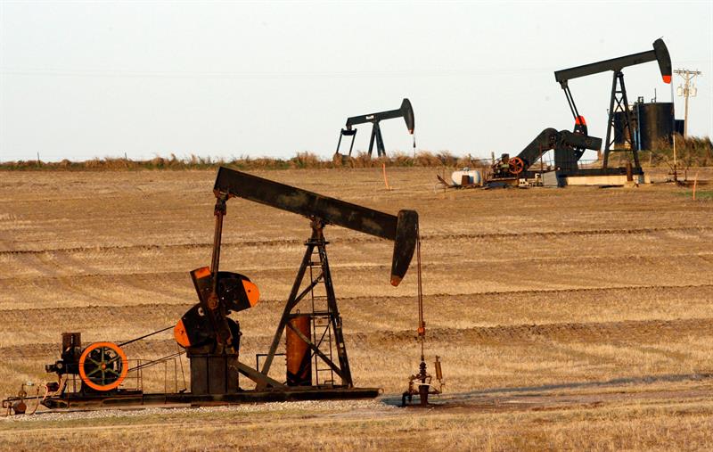  Texas oil opens with a decline of 0.85% to $ 56.07
